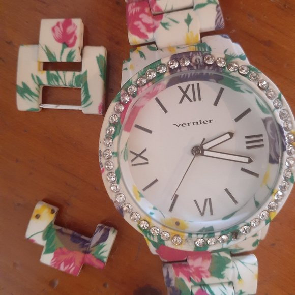 FLOWERY, FUN & FABULOUS WATCH - Picture 4 of 6